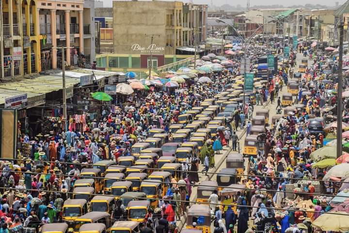 UNaabbaJnr's tweet photo. Kwari Market, Kano state.
The largest population Market in West Africa.

#BluelensMultimedia 
#ArewaRadio 
#freedomradio 
#bluelens 
#kwarimarket 
#kano 
#photography #photojournalists #documentaryphotography #streetphotography #AbbaGidaGida #gawuna4kano #kanobusiness #KaROTA https://t.co/BlKv5Rgy45