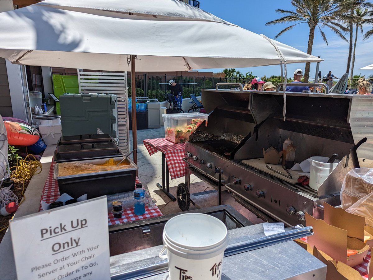 LakeEffect2day's tweet photo. Awesome fire power at the Marco Island FL Hilton, fantastic burgers and teriyaki chicken sandwiches cooked pool/beach side on Crown Verity Grills. You can't beat a frozen Strawberry Colada being made perfectly with the Hamilton Beach Revolution! @HBC_Community @crownverityinc https://t.co/u7wJA5Ttmn