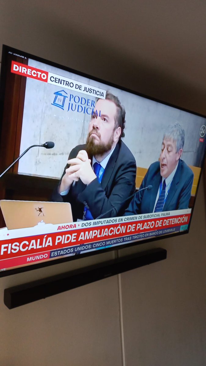 JuanSotoSoto19's tweet photo. Miren el Sticker del Computador del Defensor Público de los asesinos del SOM Daniel Palma. Delincuentes defendiendo delincuente. ¿Que dice @DPP_CL? https://t.co/5iOoK41lQx