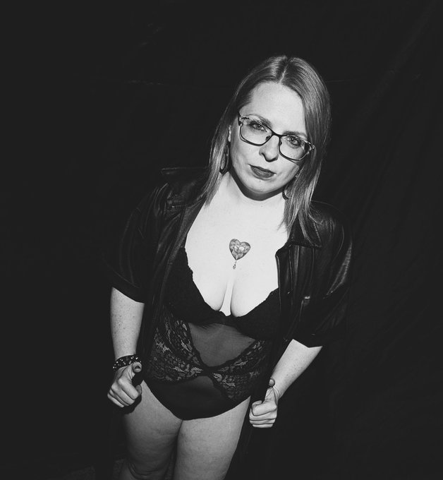 Premi&egrave;re s&eacute;ance photo !  J'esp&egrave;re qu'elle plaira, le reste se trouve directement sur mon compte MyM!<a href="/tag/sexy"class="tags"><span>#sexy</span></a><a href="/tag/tattoogirl"class="tags"><span>#tattoogirl</span></a><a href="/tag/mym"class="tags"><span>#mym</span></a>