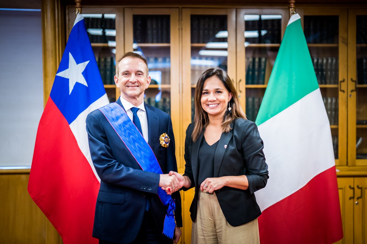 Minrel_Chile's tweet photo. Subsecretaria @gdelafue condecora a Embajador de Italia en Chile.

Más detalles aquí: https://t.co/YYmGVXtCyX https://t.co/F2Er8FJ4zX