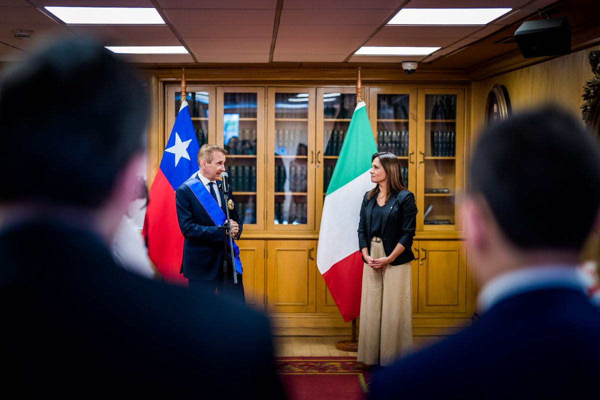 Minrel_Chile's tweet photo. Subsecretaria @gdelafue condecora a Embajador de Italia en Chile.

Más detalles aquí: https://t.co/YYmGVXtCyX https://t.co/F2Er8FJ4zX