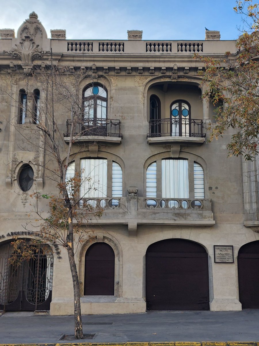 santiagoadicto's tweet photo. Una inmensa alegría nos produce ver este monumento nacional libre de rayados, limpio, con el aspecto cívico y republicano que siempre debiera tener el edificio del arquitecto #lucianokulczewski que, además, es el @colegioarq 
Felicitaciones @GobiernoRM https://t.co/HLhF5JbeD1