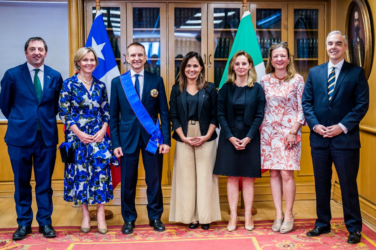 Minrel_Chile's tweet photo. Subsecretaria @gdelafue condecora a Embajador de Italia en Chile.

Más detalles aquí: https://t.co/YYmGVXtCyX https://t.co/F2Er8FJ4zX