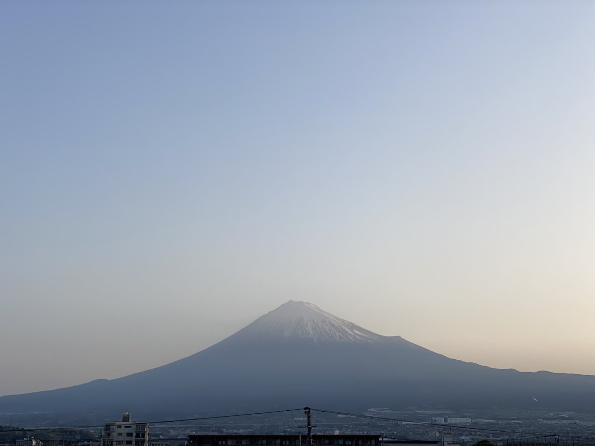 2023年4月11日（火）5:50🌷 皆さん🎶おはようございます😊 少し霞が有りますが天気は良好です☀️ （予想気温）10℃/22℃ 気温差ありますので体調管理にご注意下さい💐🍵🌷 「ケサフジ」🗻👸しっかり見えてます🆗😊(^^)本日も良い一日をお過ごしくだ