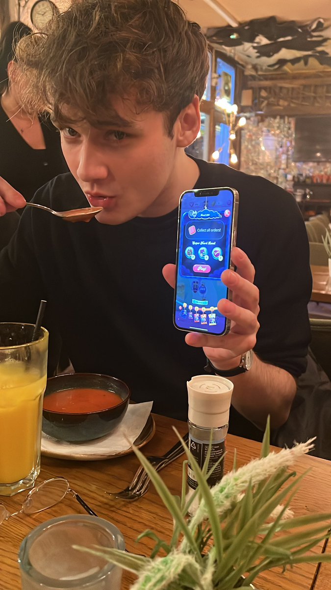 lovejoyleak's tweet image. Will Lovejoy has now surpassed level 300 on Candy Crush &amp;amp; has earned some soup as a nice little treat for being such a good boy #crushheads