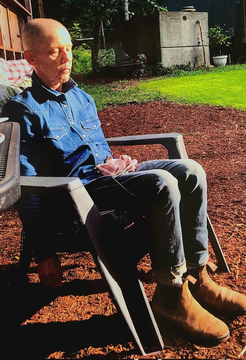 grayjaynine's tweet image. My bff: happy, healthy. 2nd pic is months b4 she passed from lung cancer in  2020. It's unfathomable to deny any person access to vaping products which can help ppl quit smoking &amp;amp; prevent the end my friend met. These pics remind me to keep fighting, to be heard, to not give up.