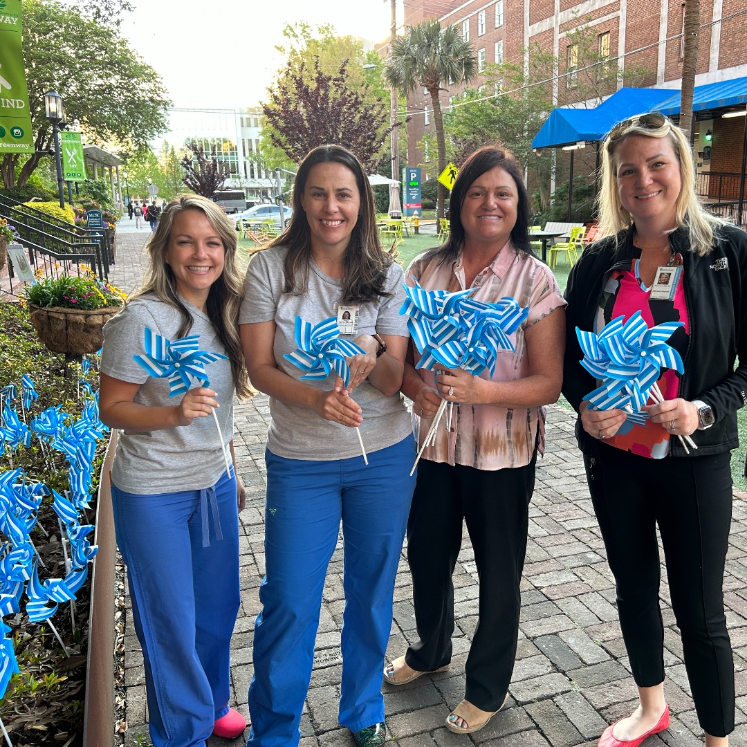 SharingHopeSC's tweet photo. Have you noticed these blue pinwheels in the Greenway at @MUSChealth? They'll be up throughout April for #NationalDonateLifeMonth and represent the 512 lives saved by South Carolina organ donor heroes in 2022. #ShareHope #DonateLife #NDLM #NDLM2023 https://t.co/NC2cFZUMtj