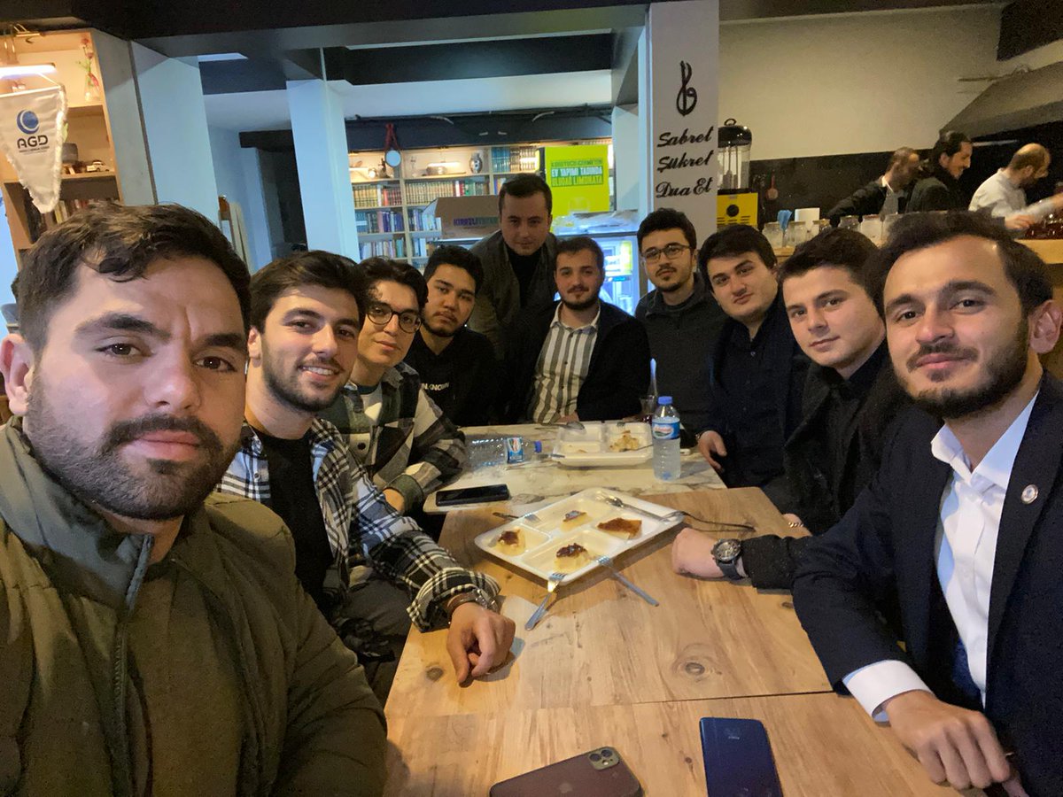 şu fotoğraf uzun uzun betimlenebilir ama ben kısaca agd bursa şube ünikom diyeyim, siz anlayın.