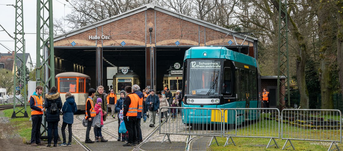 franknagel_de's tweet photo. Am Samstag konnte endlich mal wieder der #OsterhasenExpress fahren. Bei jeweils 2 Fahrten mit O und M/m haben wir fast 200 Kinder glücklich gemacht. Der neue Straßenbahnwagen Typ T diente in Schwanheim als Museumsshop. #VGF #VGF_FFM #Verkehrsmuseum #Frankfurt #Schwanheim #HSF_FFM https://t.co/dnVxdp00jp