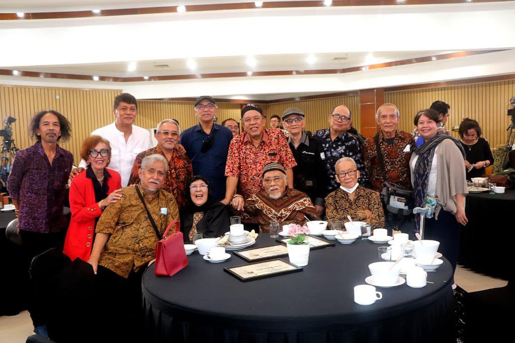 BadanIndonesia's tweet photo. 10 senior insan film menerima Penghargaan Tali Kasih dari BPI dalam acara Sarasehan HFN 2023 https://t.co/Rtl6ZQaYWx
