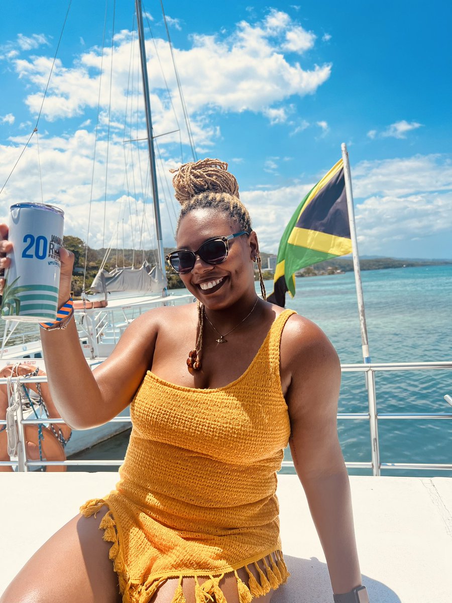 imaniwilltry's tweet photo. Enjoying the present ✨💛 #SunRumFun https://t.co/19TRmzCEaU