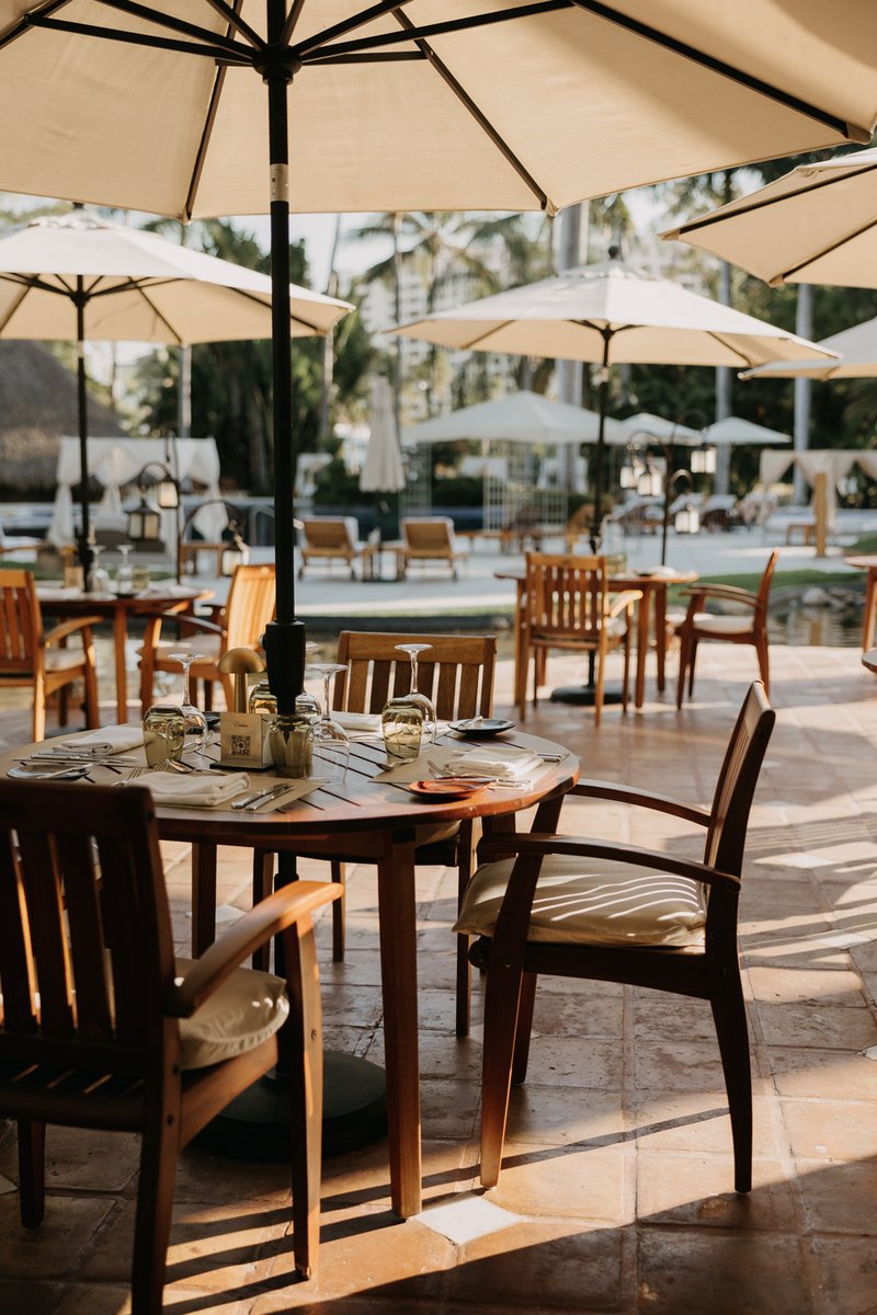 Enjoying a delicious meal on the terrace of Emiliano's Restaurant is a must. 📷: @steveglwalsh #CasaVelas