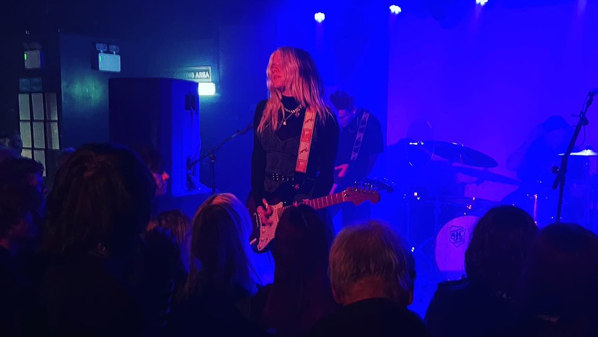 pauliewaulnutts's tweet photo. spot of bank holiday #hatjumping @bodeganotts this evening with most impressive sets from @softcultband @weareswimschool with nephew  in tow and set lists to boot #swimschool #softcult #stillgigging # https://t.co/tVpZ9OSIvj