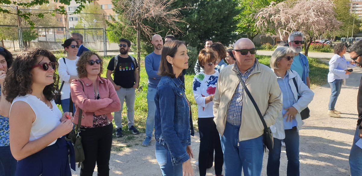 Esta tarde <a href="/MarotoReyes/">Reyes Maroto</a> ha visitado el barrio de #Montecarmelo para conocer de cerca la nefasta ubicación prevista por el ayuntamiento de Madrid para el cantón de limpieza. Desde #TresOlivos  hemos aprovechado para dar a conocer las carencias de nuestro barrio.