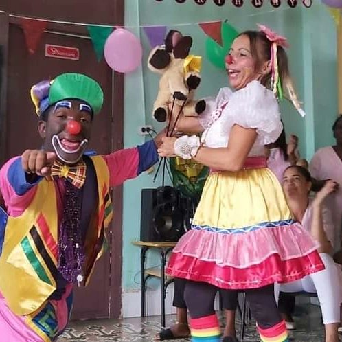 StgoEscena's tweet photo. Presentación de la Compañía Variedades Santiago en el círculo infantil "Florecita" y "Bebé".
🧑‍🦰Agasajando el aniversario 62 de la creación de los Círculos Infantiles.
#artesescenicassantiago 
#variedadesSantiago 
#fidanz2023 
#CulturaSantiaguera https://t.co/kMMtkrHSUu