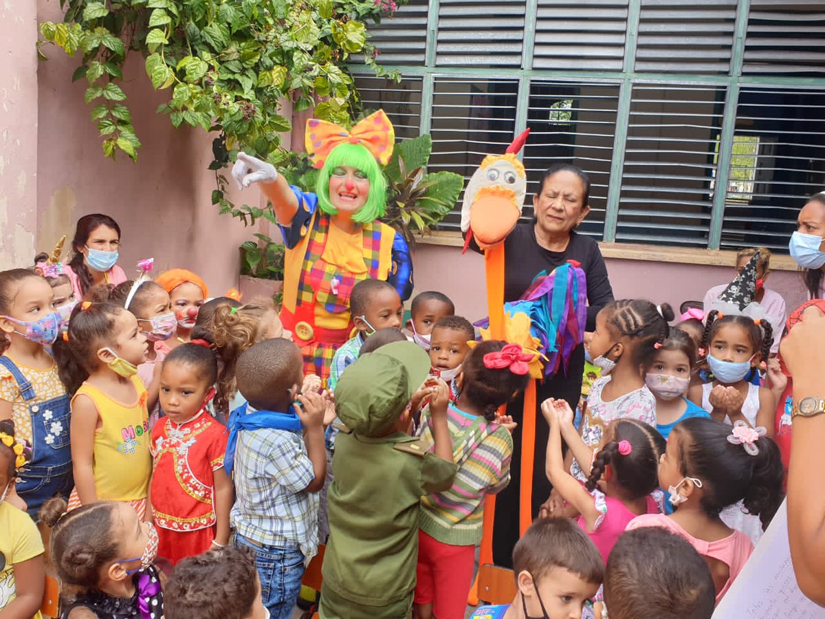 StgoEscena's tweet photo. Presentación de la Compañía Variedades Santiago en el círculo infantil "Florecita" y "Bebé".
🧑‍🦰Agasajando el aniversario 62 de la creación de los Círculos Infantiles.
#artesescenicassantiago 
#variedadesSantiago 
#fidanz2023 
#CulturaSantiaguera https://t.co/kMMtkrHSUu