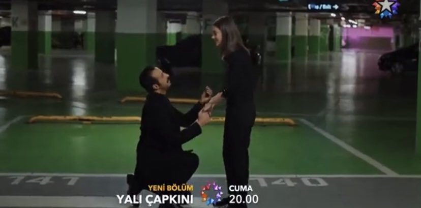 Şu bebek çiftime üzülmekten yerle bir olacağım bir gün. O nasıl teklif, o nasıl diz çökmek, o elini hiç bırakmama detayı, mahvoldum.🥺 #absun