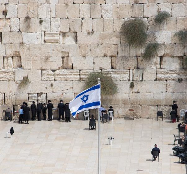 IsraelinSpanish's tweet photo. Leo Dee, que perdió a dos de sus hijas y a su esposa en un atentado terrorista palestino el pasado viernes, pidió un pequeño gesto en su honor: subir fotos con la bandera de #Israel. 

Leo y familia, estamos con ustedes.

 #DeesDay 🇮🇱 https://t.co/dh9NE8Nuif