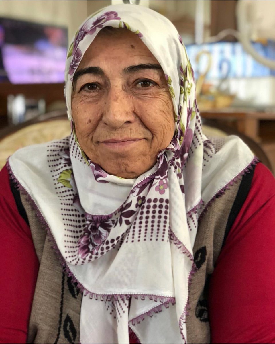 Bugün seni o soğuk taprağın altına koyalı tam iki yıl oldu. Dünyanın en merhametli gözlerinden yoksun kaldığım iki yıl... Keşke adının yazılı olduğu mezar taşına değil de sana sarılabilseydim yine...