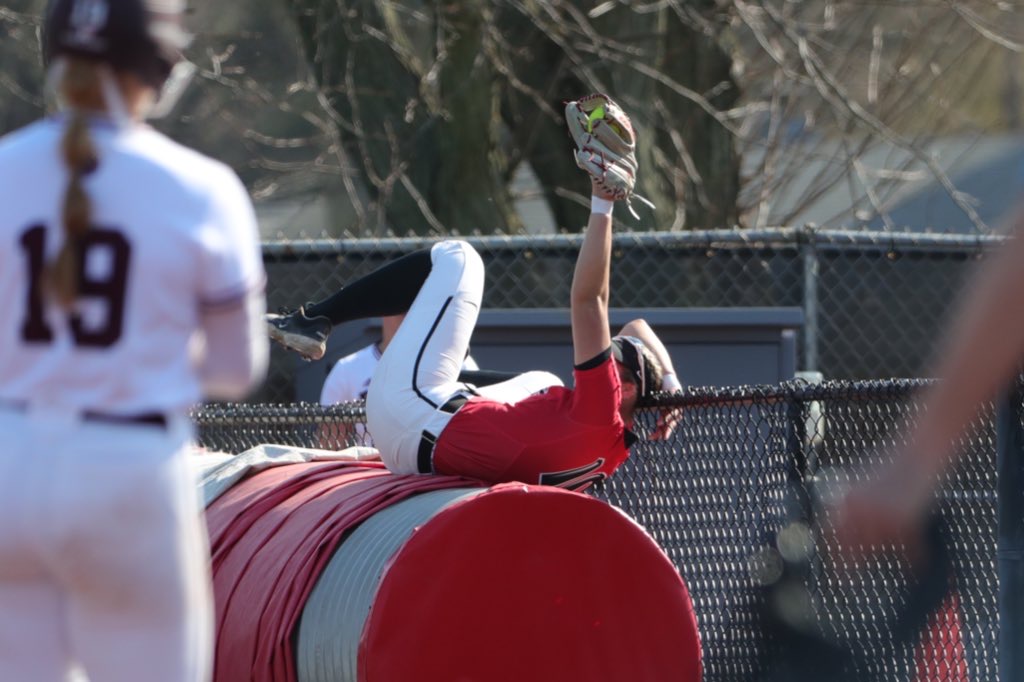 NCAASoftball's tweet image. Vote for the #NCAASoftball Photo of the Week 📸

1️⃣ @RedbirdsSB Close catch 😲
2️⃣ @DukeSOFTBALL In the circle ✨
3️⃣ @wsusoftball Sunset win 😎
4️⃣ @MaristSoftball Victory face 🏆