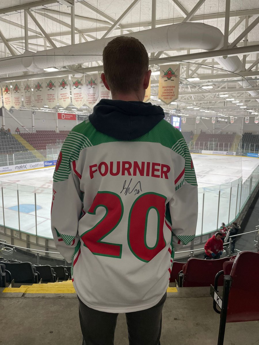 AndywXIII's tweet image. Surreal ending to the season, with a very rare SOHB win, picking up Crandall’s warm up jersey and we also bumped into @GleasonFournier, who very kindly signed my CHL jersey!

@cardiffdevils 
#LetsGoDevils