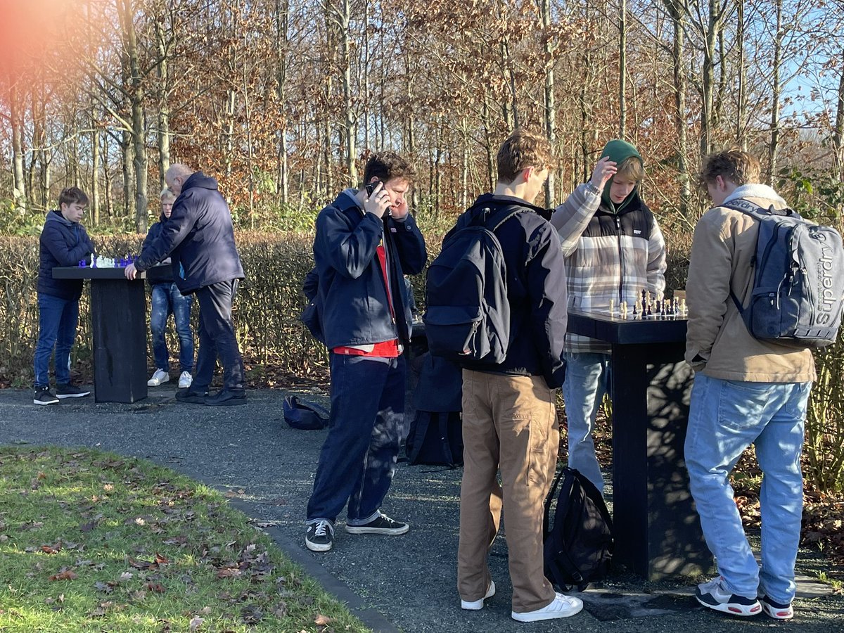 ¿Quién decía que los jóvenes no quieren ir al parque a jugar ajedrez? 😉 #AjedrezUrbano