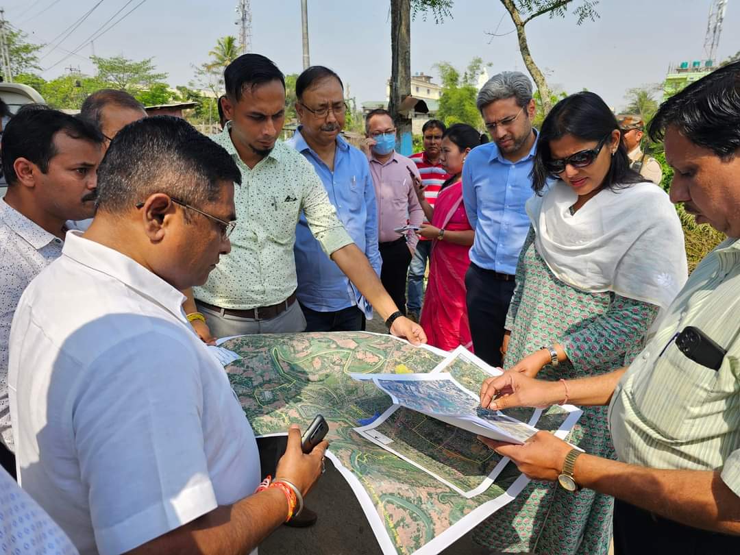 Dipayan_Silchar's tweet photo. Visited Trenching Ground along with Mrs Kavitha Padmanabhan Commissioner, #Urban_Development to take account of the status. 
Also discussed on the matter of construction of an #underground_Sewer_Network for Silchar which will be the first of its kind in entire Assam. https://t.co/oLuZOr1kYk