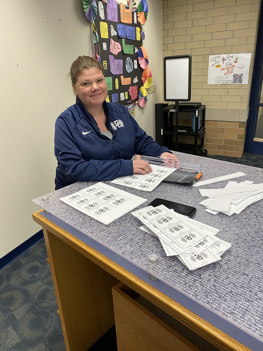 dmbeecher's tweet photo. Our #SchoolLibrary team is a creative rockstar! @DCHS_hawks @Sheena12T is such an asset to our program, students, and staff. #LibrarySnapshot #DecaturProud @AISLE_ILF https://t.co/MRe3dKNgtv