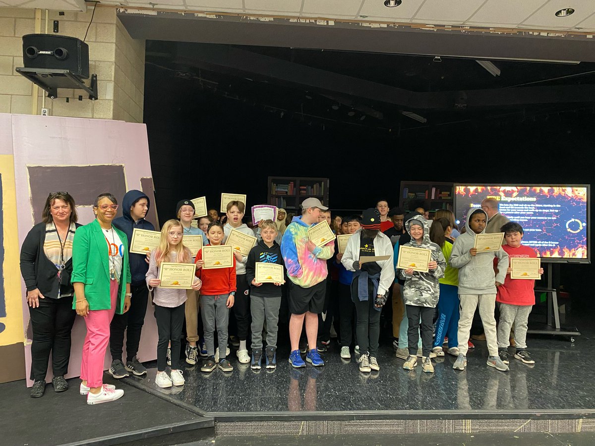 eagleridge191's tweet photo. Congratulations to our 6th grade A & B honor roll recipients! Your hard work is commendable. Great job everyone!!#honorroll #ERMS #6thgradersrock https://t.co/FWo3fF1thz