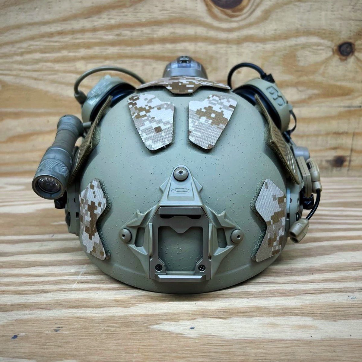 John_Wells_101's tweet image. AOR1 Helmet Fuzz Covers on the OpsCore SF Lid. @DynamicFuzz 
#opscore #helmetfuzzcovers #aor1