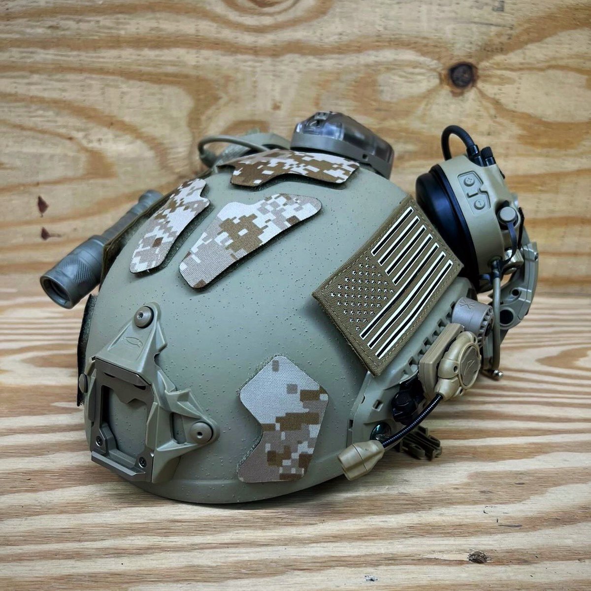 John_Wells_101's tweet image. AOR1 Helmet Fuzz Covers on the OpsCore SF Lid. @DynamicFuzz 
#opscore #helmetfuzzcovers #aor1