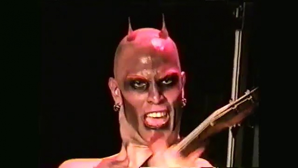 See MUDVAYNE play a ferocious performance of "Dig" at CBGB in 2000 l8r.it/Nbcz