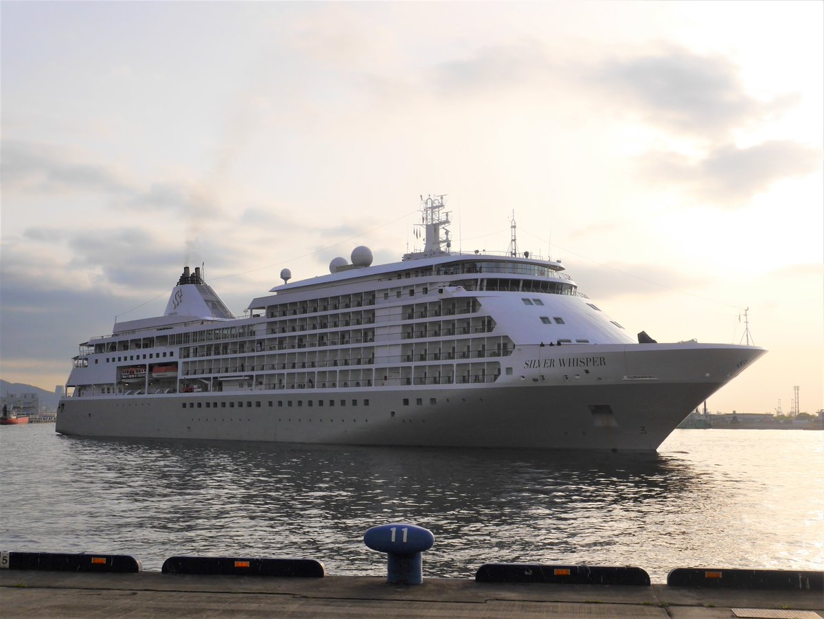 Port__of__KOBE's tweet image. 本日7時頃「#SILVERWHISPER」が、新港第４突堤に東京から入港しました。本船は本日18時に広島に向け出港予定です。朝陽に照らされて一段と白く輝きながら #神戸港 に入港しました🚢  #神戸 #KOBE ＃クルーズ #CRUISE