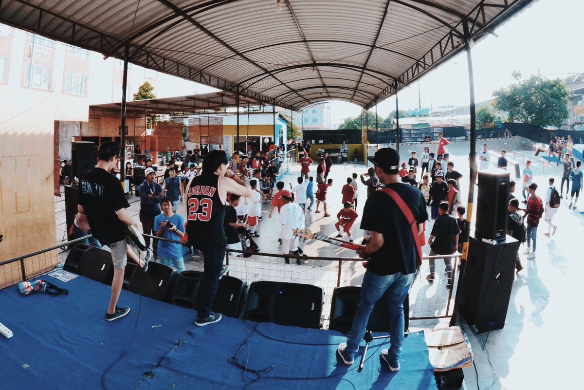 Puink skate park, tempat yg tak biasa untuk sebuah konser musik hardcore. Namun jd panggung yg intens dgn latar blkg arena bermain skateboard justru menambah epiknya momen tersebut. Pengalaman seru dan baru bagi kami yang penuh semangat 

#ArmAsWeapons #1DecadeOfArmAsWeapons