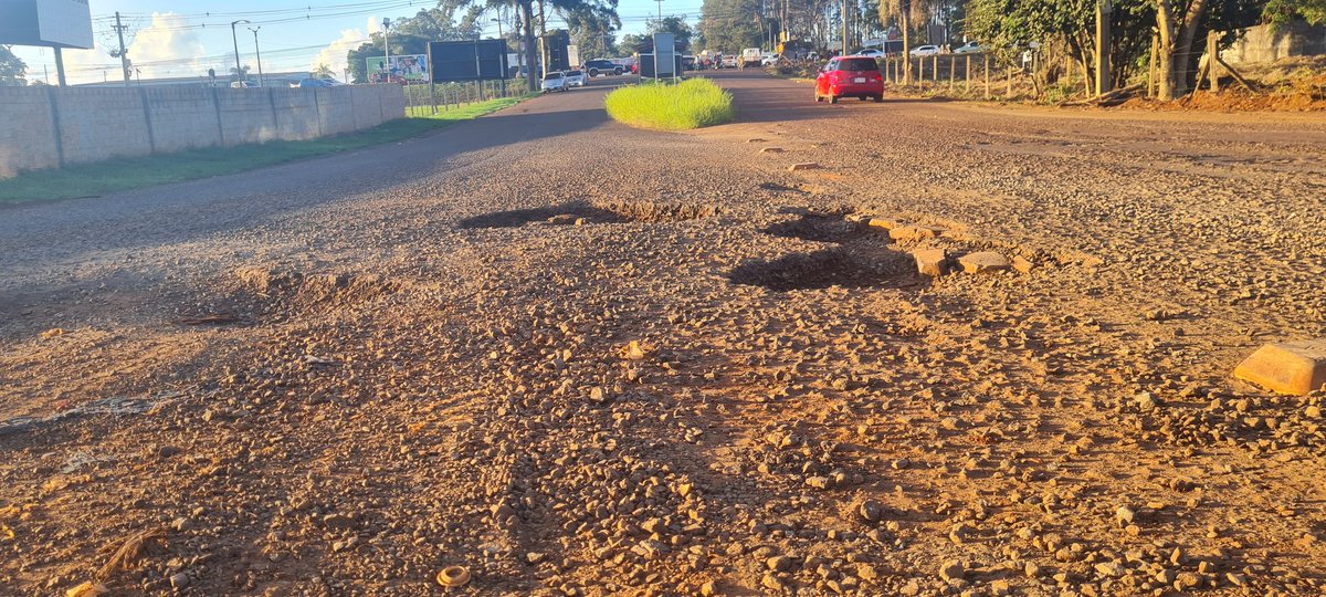 eliasbernal2014's tweet photo. #EliasTapaBaches km 10 Monday.
Realidad de Ciudad del Este. 
#YoCreoBaches #BacheFest https://t.co/CTaUNBEiO9