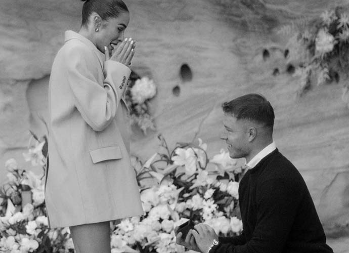 uinterview's tweet image. Olivia Culpo &amp;amp; 49ers’ Christian McCaffrey Engaged After Four Years Of Dating

#oliviaculpo #christianmccaffrey #celebritycouple #celebritynews 

Read: bit.ly/3zQ8Rf7