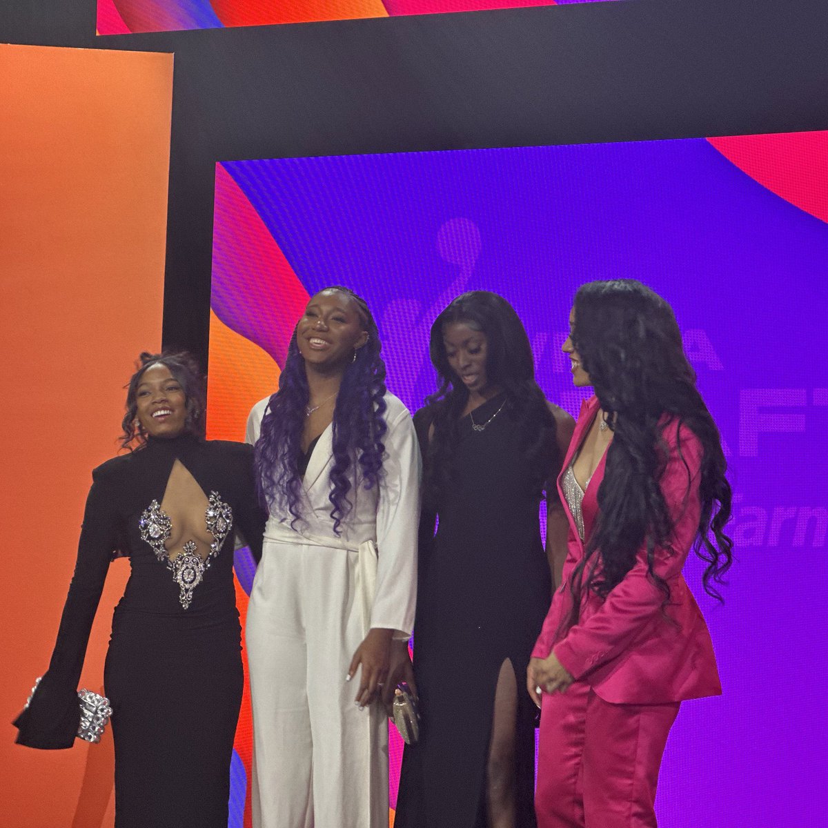 R A V E N tweet media