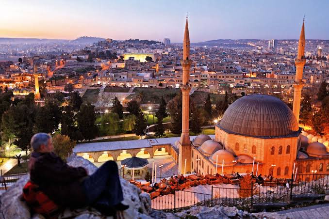 surucder's tweet photo. Büyük bir kahramanlık örneği sergileyerek bu toprakları bizlere emanet eden şehitlerimizi, gazilerimizi ve Urfa Kurtuluş Mücadelesi Önderleri On İkileri rahmetle, şükranla anarken tüm Şanlıurfalı hemşehrilerimizin 11 Nisan Kurtuluş Bayramını kutlarız.
#11NisanDestanı https://t.co/TEfq00TXPK