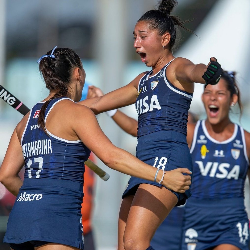 Muy buen arranque de los junior argentinos en el Panamericano de Barbados: 11-0 para Los Leoncitos contra Brasil y 4-0 para Las Leoncitas contra Uruguay. Un paso más cerca de quedarse con uno de los tres pasajes al Mundial. #Hockey