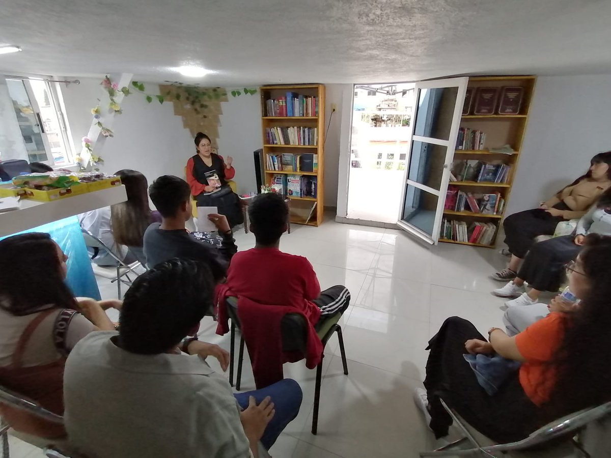 ChavezHiram's tweet photo. Este sábado estuvo en el #círculoDeLectura Esperanza Morelos (@wncQEin6bE5iOIY) Licenciada en Letras Clásicas por la #UNAM.  

Una charla muy motivadora. https://t.co/6HG7iBpXG5