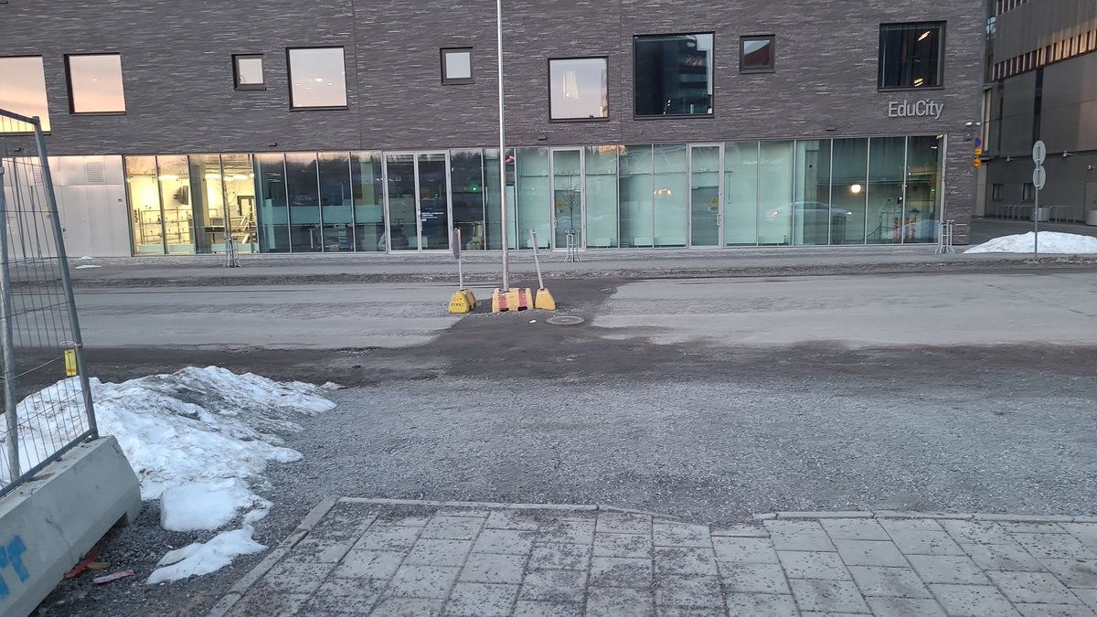 Miksi <a href="/Turkukaupunki/">Turun kaupunki</a> tässä Parkcityn puoleisella Kupittaan aseman sisäänkäynnillä ei ole kuukausiin ollut suojatietä? Suojatie on aiemman työmaan mukaisessa paikassa ja sen kohdalta asemalle ei kulje päällystettyä jalkakäytävää vaan mutainen polku. #turku #kupittaa