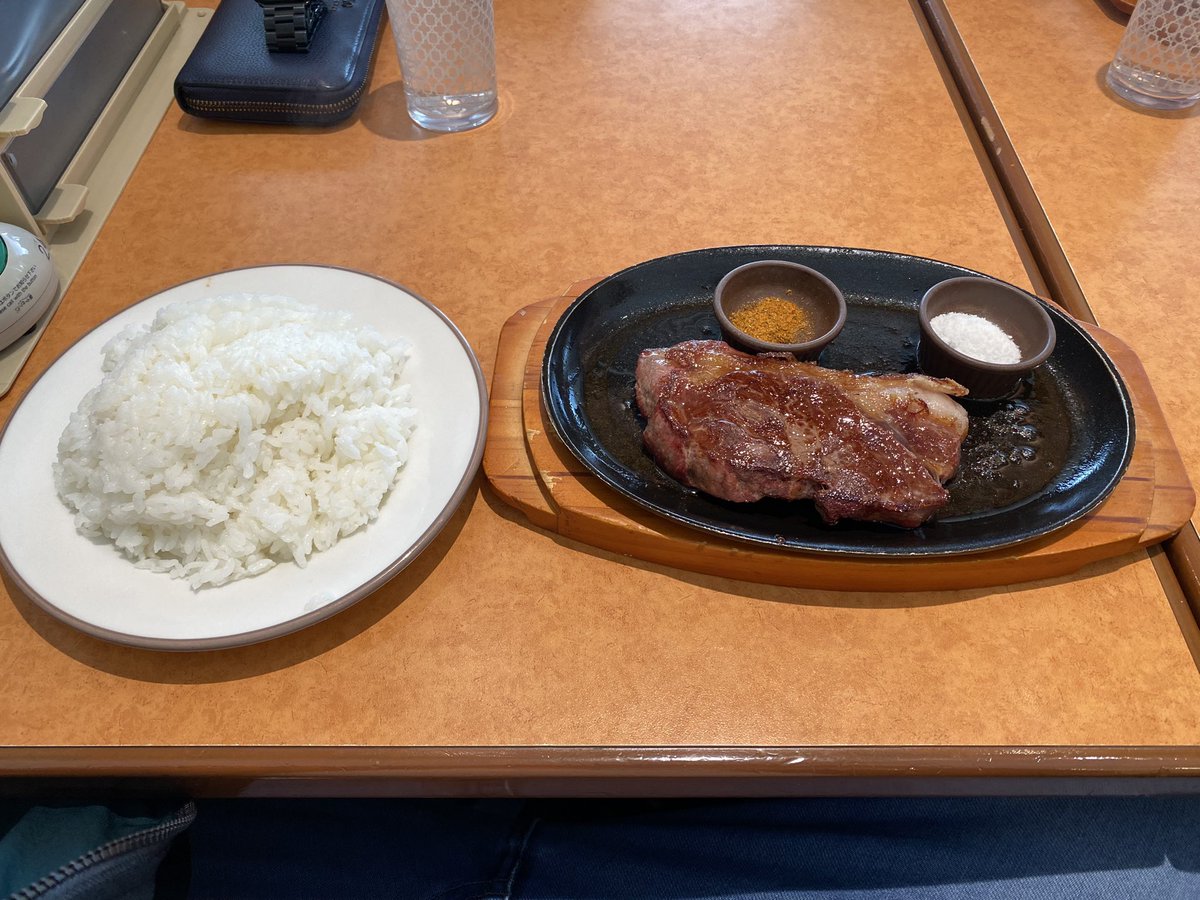 サイゼのラム肉のステーキ頼んだけど盛り塩も一緒に付いてきたWWW