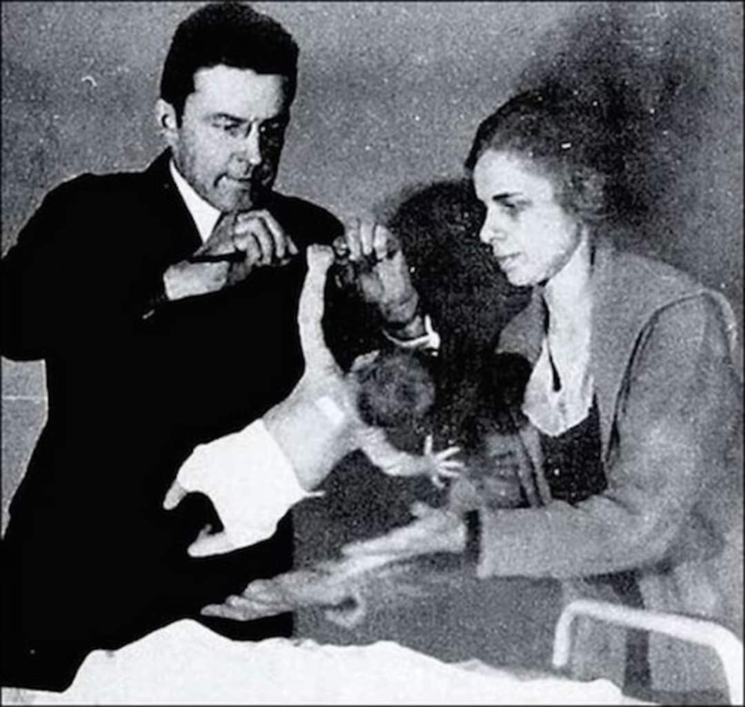 InformaCosmos's tweet image. El Reflejo Palmar es un instinto primitivo que se desarrolla en el útero. Este instinto permite a los recién nacidos, sostener todo su peso corporal por sí mismos, similar a ciertos animales. La mayoría de los bebés la pierden entre 5 y 6 meses.

También hay un reflejo de que, si…