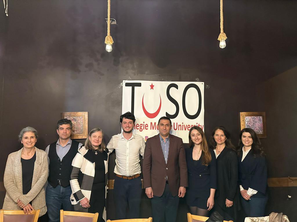 TC_NewYorkBK's tweet photo. Carnegie Mellon ��niversitesi Türk Öğrenci Derneği tarafından düzenlenen İftar programında öğrenci ve akademisyenlerimizle bir araya geldik. 

@cmu_tuso eşbaşkanları Çağrı Erbağcı ve Ece Günay ile dernek üyesi öğrencilerimize misafirperverlikleri için teşekkür ederiz. https://t.co/7Fws6mXRZS