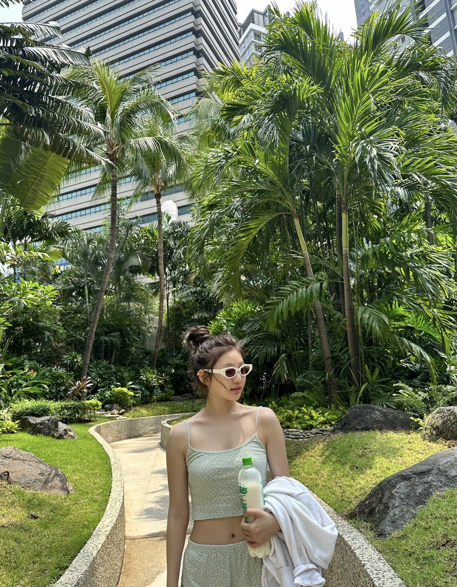 siriuslywin's tweet photo. Ningning bbl update

"Good morning Manila
I think it's going to be hot again... What do you think
Oh my god
In the water
I think the coconut milk is delicious🐥🫣
Sorry i can't swim
I'm not wearing any make up…^^I may not look goodㅋㅋㅋ"

Ningie bunso good morning 💜💜💜 https://t.co/tCcUONbNEh