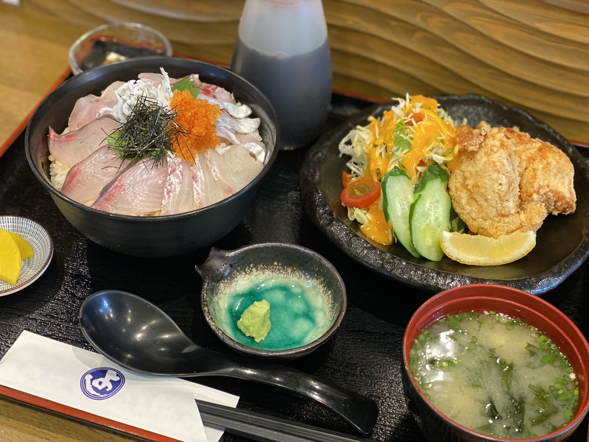 お昼ごはんに海鮮丼 すごく贅沢な気分になるよね！ 👇本編👇 https://t.co/O0wGdfMxK0 https://t.co/sykG8XGGID