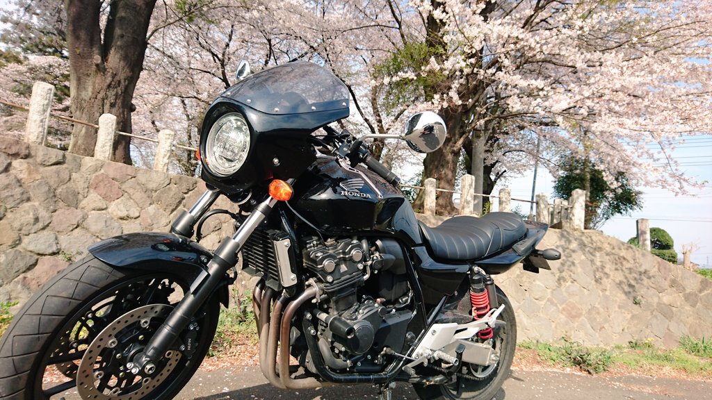 kkcb400sf's tweet photo. 歳も車も変わって
バイクも雰囲気だいぶ変わったので更新

名前:けい
愛車:cb400sf マークX
年齢:2001年生まれ
住み:栃木
身長:178
ひとこと:事故らない運転心がけます

#バイク乗りとして軽く自己紹介
#バイク乗りと繋がりたい
#cb400sf https://t.co/SMGLAA8C1F