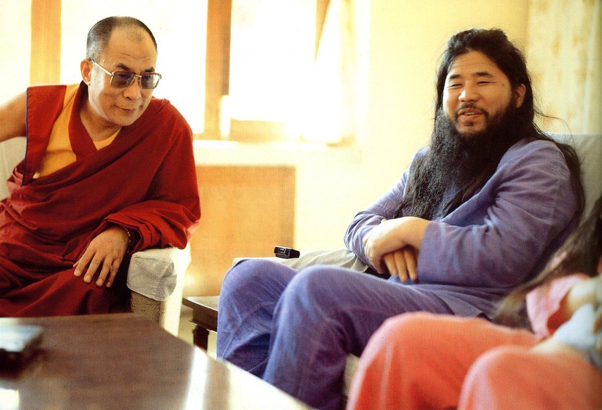 DaniMayakovski's tweet photo. El Dalai Lama tambien fue amigo del jefe nazi de la secta japonesa apocalíptica "Verdad Suprema", Shōkō Asahara, otro admirador de Hitler.

Aqui los vemos juntitos a comienzos de la década de 1990, cuando la prensa japonesa de la época alababa la cercanía y la amistad entre ambos.

Años después de esta foto, en 1995, la secta de Asahara atacaría el metro de Tokio con gas sarín, dejando 6000 heridos y asesinando a 13 personas.