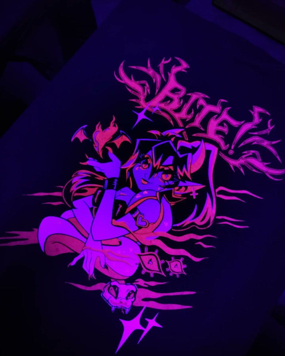 Loftcraftt's tweet photo. Tiraje a 2 tintas flúorescente para @pasteldesoriana sobre camiseta de algodón 🐙🦇🐍
#serigrafia #screenprint #screenprinting #streetwear #NEON #neonclothes #Vampire #vampirelady #snake #snakegirl #bite #bitting #shirt #BloodySweet #bloody #Devil #lamia #originalartwork https://t.co/0XqnD3ldMY